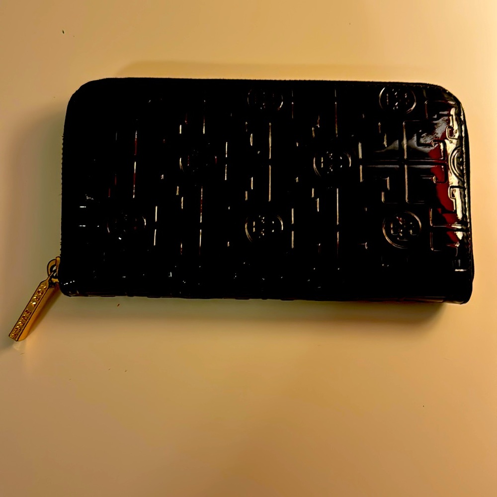 Tory Butch black patent leather wallet